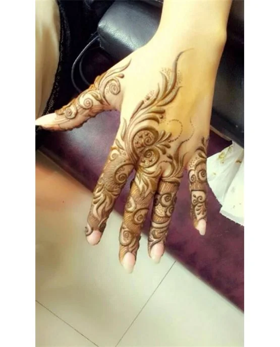 Opulent Scallop Inspiration Using Back Hand Mehndi Design
